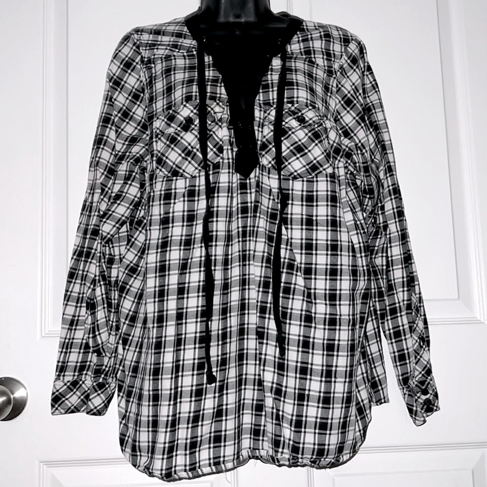 TORRID 🖤 COTTON BLACK/WHITE PLAID LONG SLEEVE LACE-UP BLOUSE TOP Size 1 (14/16)